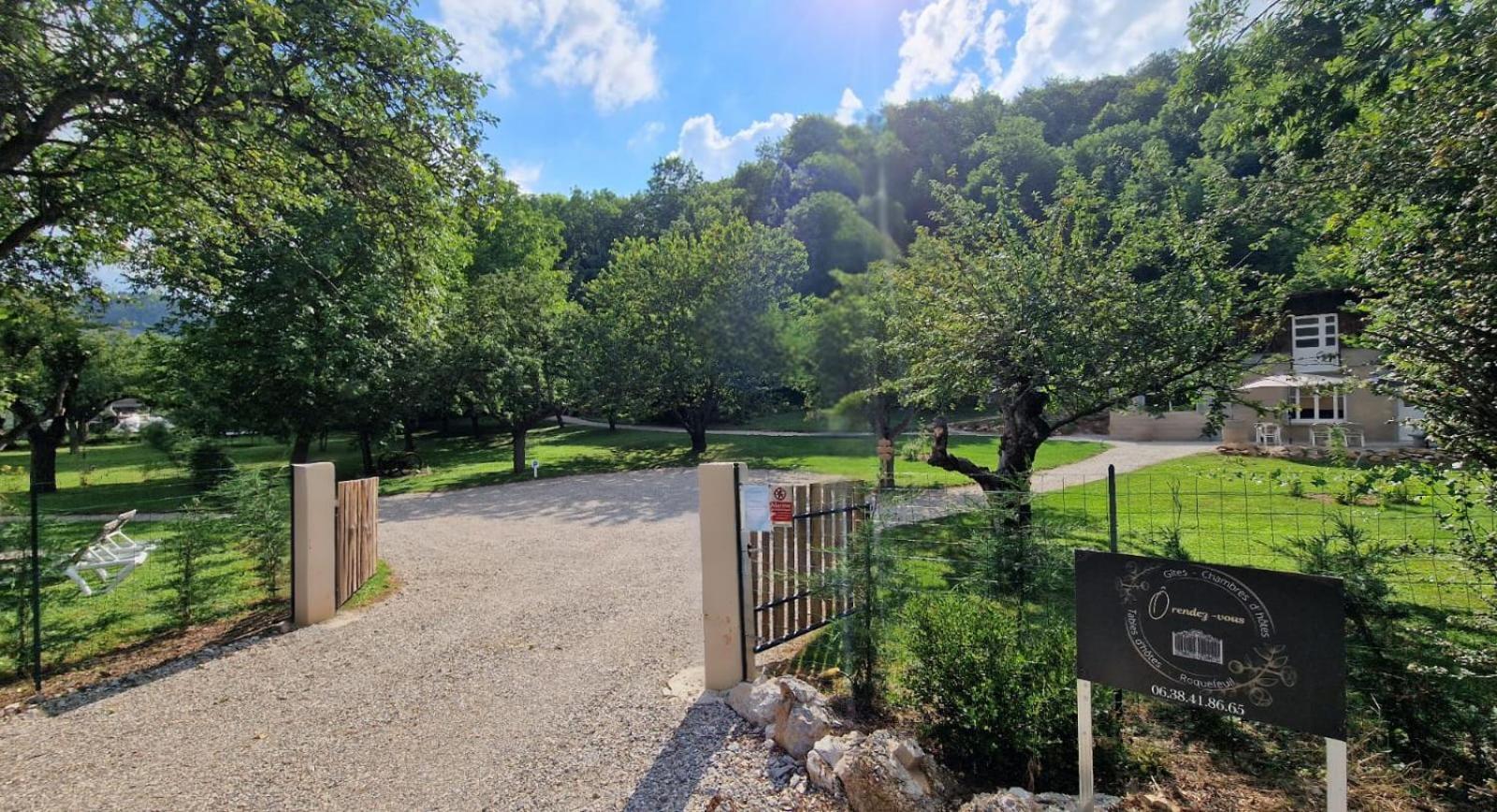 Roquefeuil Lodge Tente Les Pommiers Glamping O Rendez-Vous En Demi-Pension المظهر الخارجي الصورة